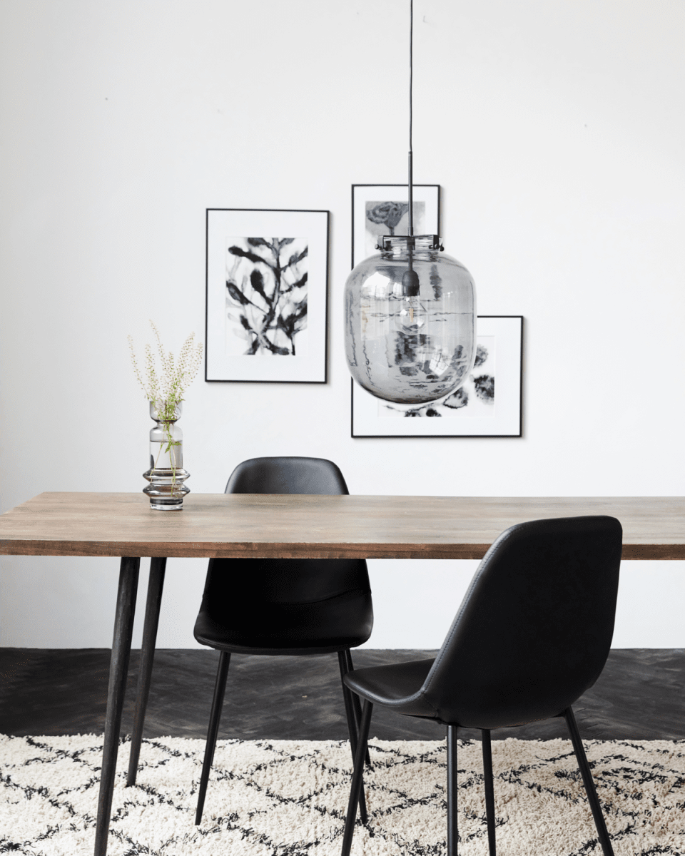 Ball Ø30 Svart taklampa från House Doctor - Glassk&auml;rmen har en vacker och r&ouml;kigt gr&aring; f&auml;rg, vilket ger lampan en varm och i&ouml;gonfallande look.