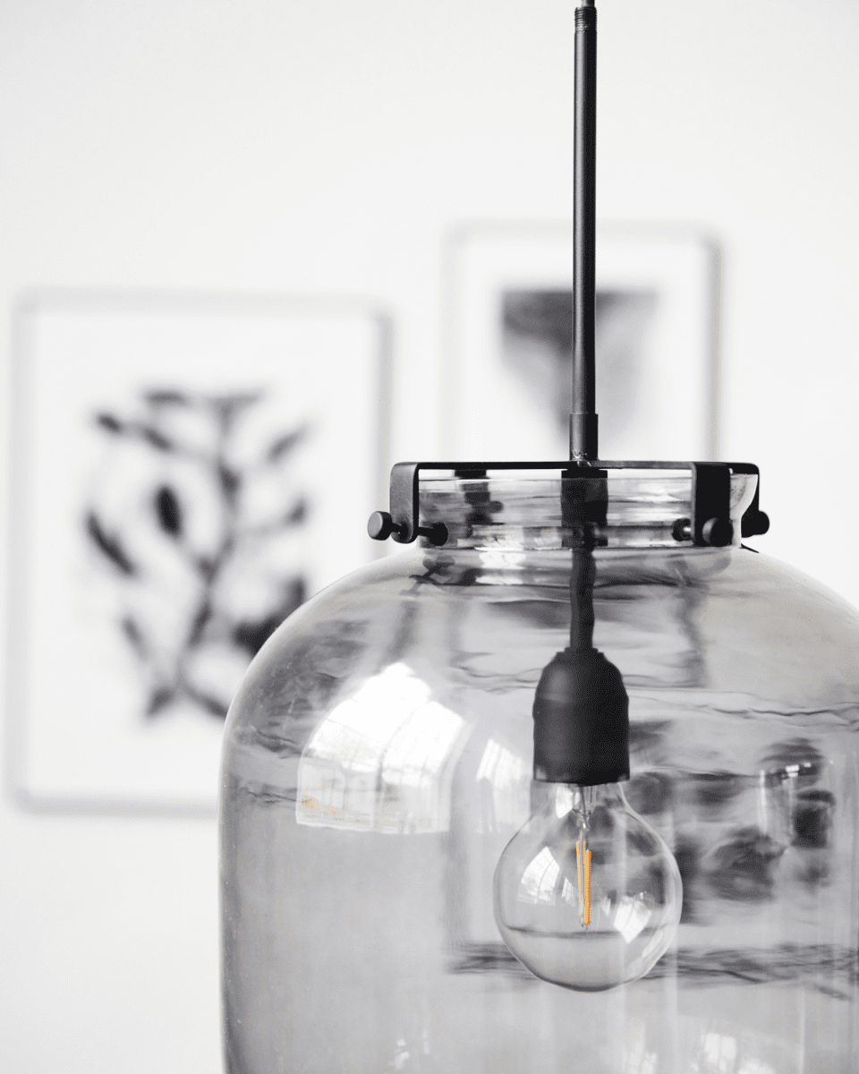 Ball Ø30 Svart taklampa från House Doctor - Glassk&auml;rmen har en vacker och r&ouml;kigt gr&aring; f&auml;rg, vilket ger lampan en varm och i&ouml;gonfallande look.