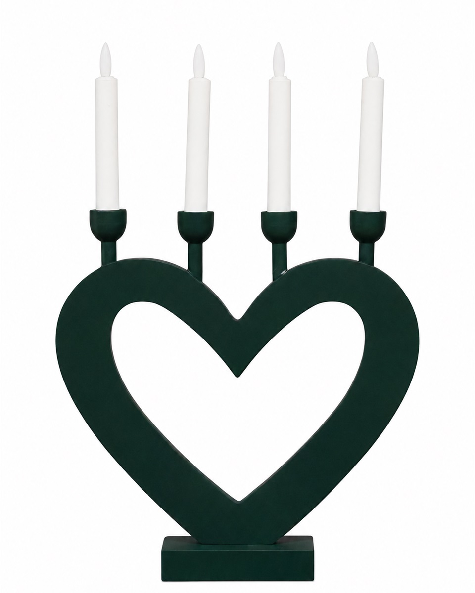 Hjärta Mörkgrön från Pixie Design - En dekorativ ljusstake i tr&auml; formad som ett hj&auml;rta, med fyra ljus som sprider ett st&auml;mningsfullt sken.