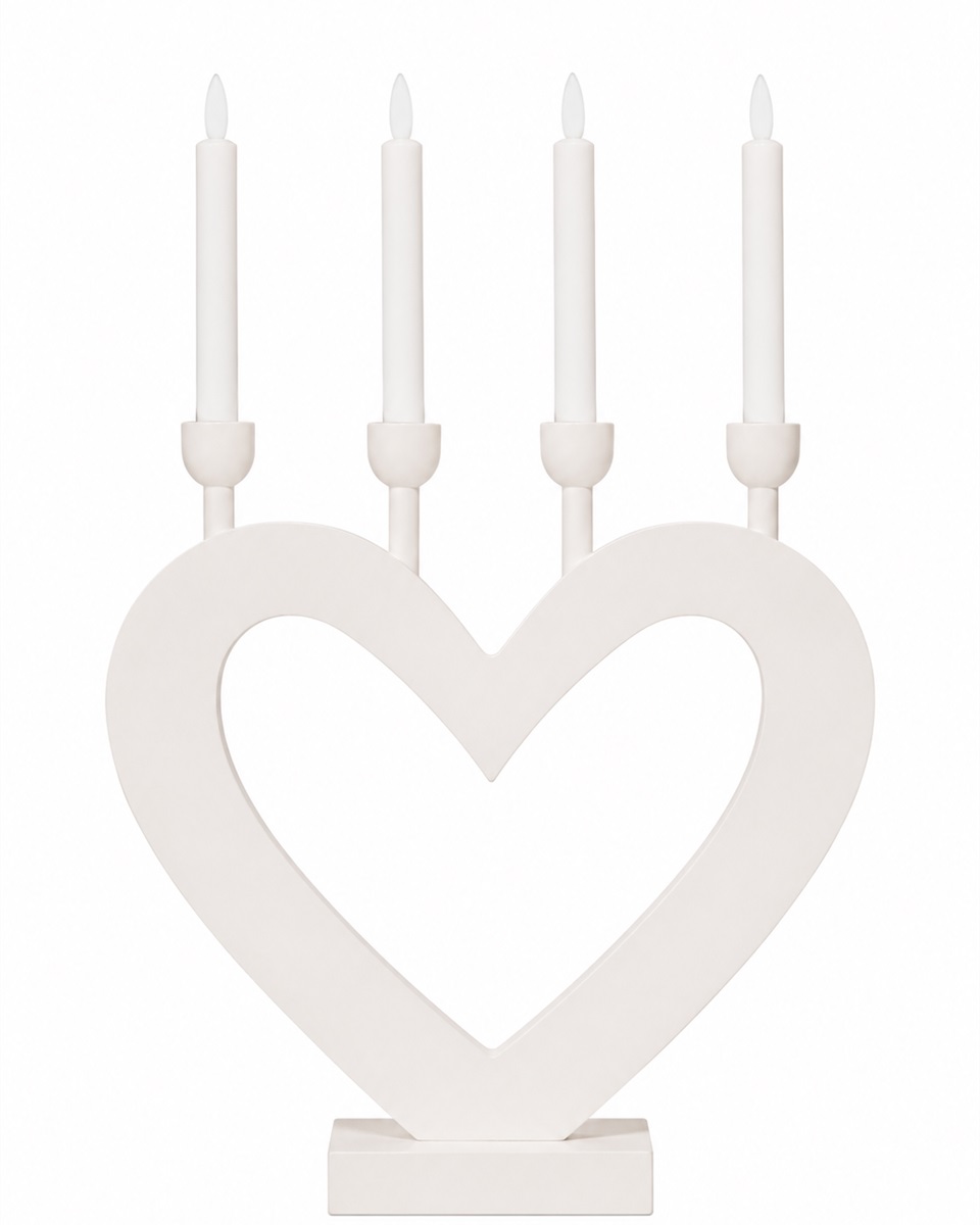 Hjärta Vit från Pixie Design - En dekorativ ljusstake i tr&auml; formad som ett hj&auml;rta, med fyra ljus som sprider ett st&auml;mningsfullt sken.