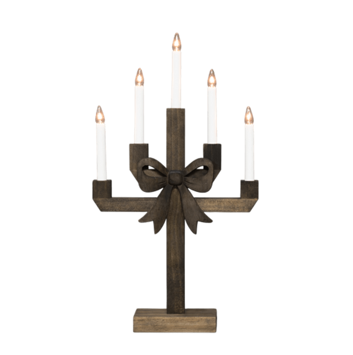 Kerstin Brunbets från Pixie Design - Kerstin &auml;r en dekorativ ljusstake av tr&auml; i m&ouml;rkbrun bets, utsmyckad med en stor rosett som ger den ett charmigt och lekfullt uttryck.