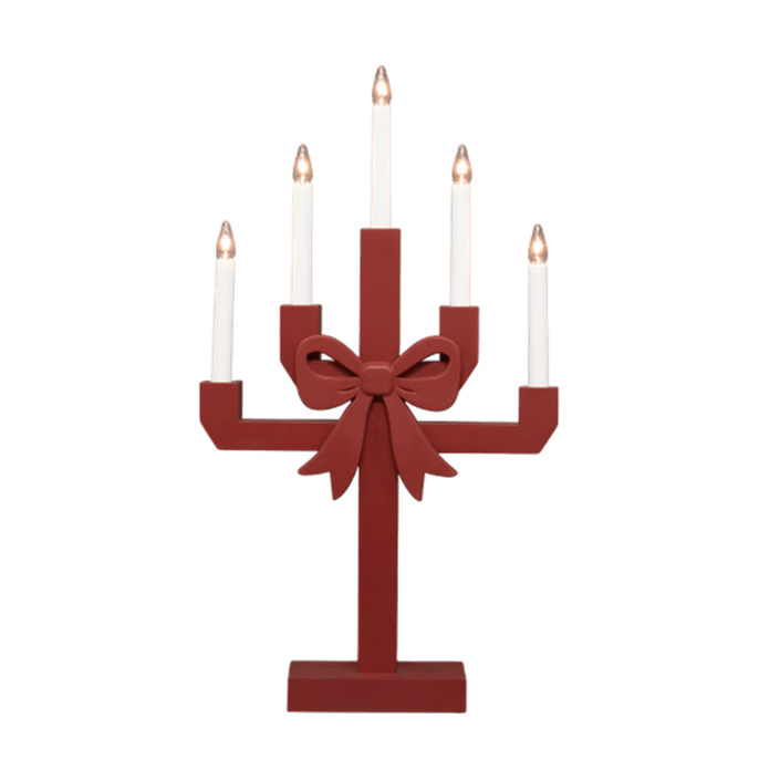 Kerstin Röd från Pixie Design - Kerstin &auml;r en dekorativ ljusstake i tr&auml;, m&aring;lad i m&ouml;rkr&ouml;tt och utsmyckad med en stor rosett som ger den ett charmigt och lekfullt uttryck.
