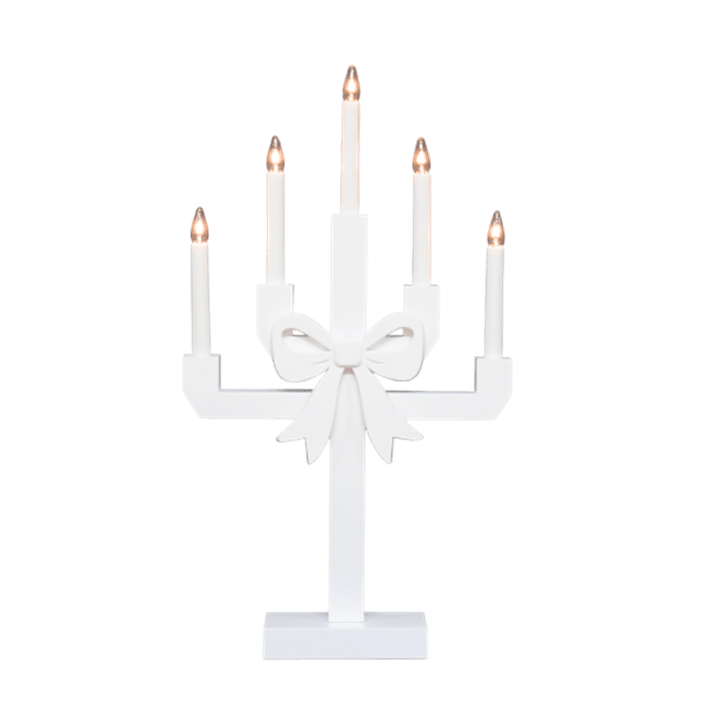 Kerstin Vit från Pixie Design - Kerstin &auml;r en dekorativ ljusstake i tr&auml;, m&aring;lad i vitt och utsmyckad med en stor rosett som ger den ett charmigt och lekfullt uttryck.