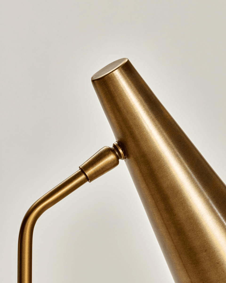 Precise 52cm Mässing skrivbordslampa från House Doctor - Bordslampan Precise i m&auml;ssingfinish som passar in i alla hem oavsett inredningsstil.