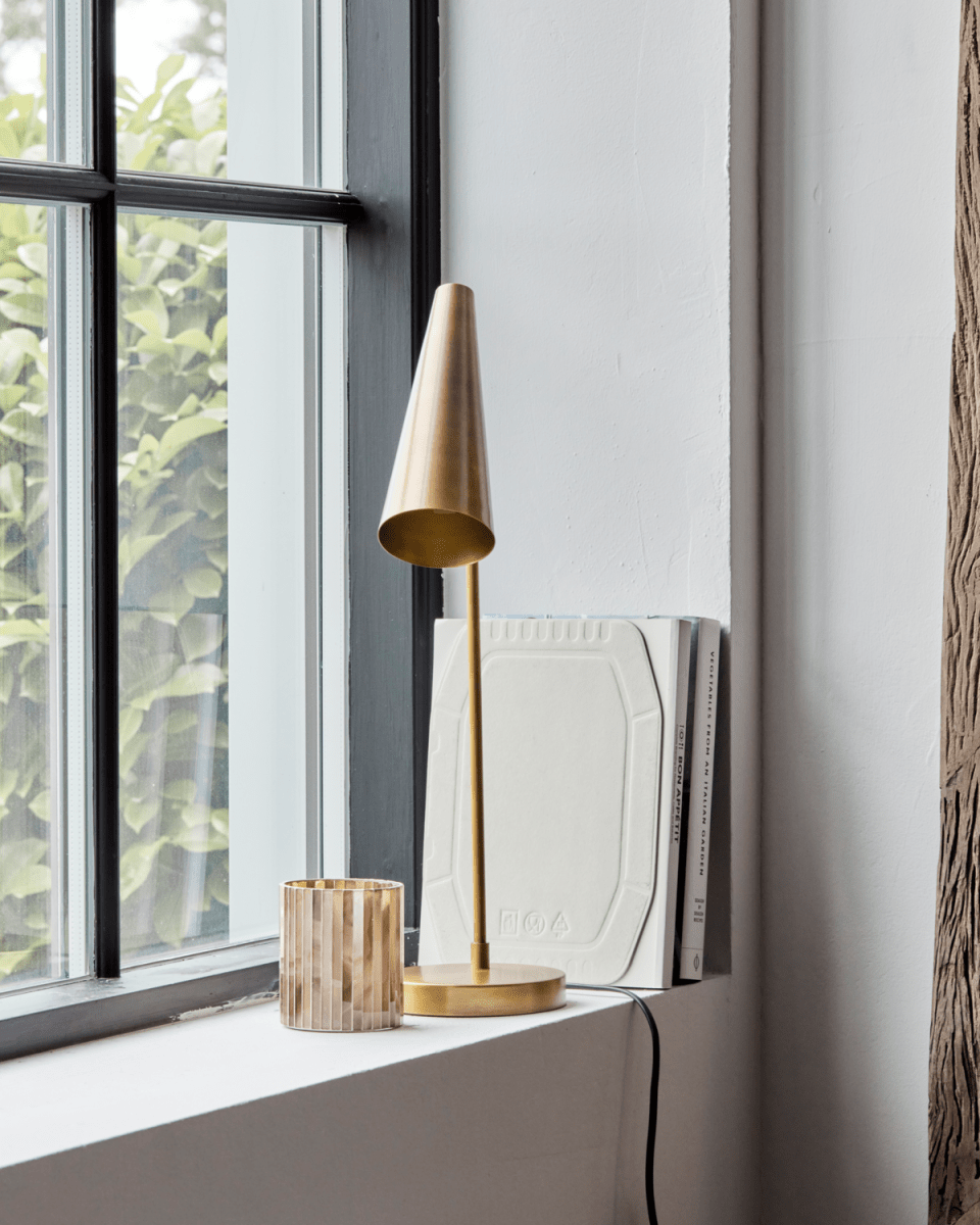 Precise 52cm Mässing skrivbordslampa från House Doctor - Bordslampan Precise i m&auml;ssingfinish som passar in i alla hem oavsett inredningsstil.