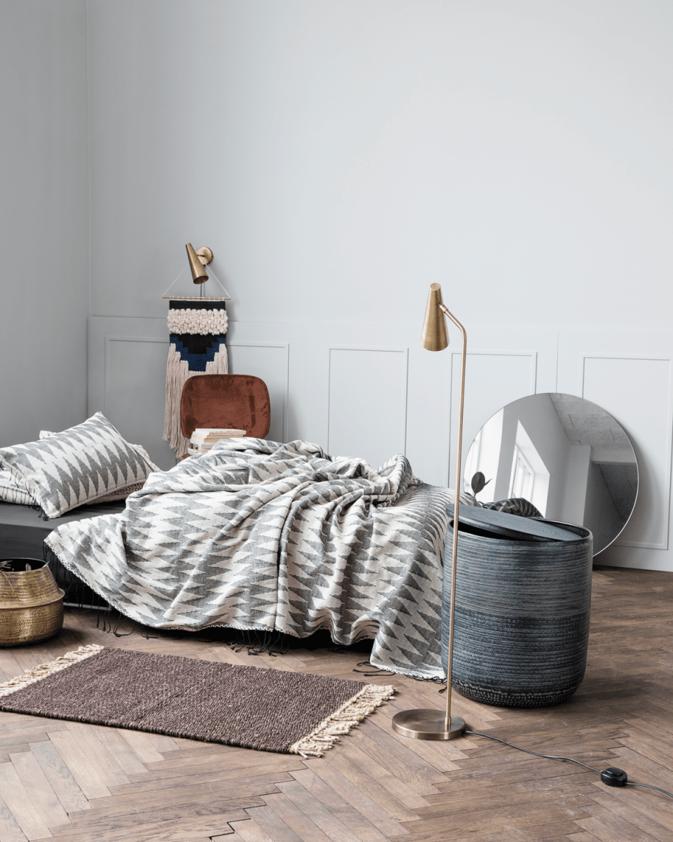 Precise Mässing golvlampa från House Doctor - Precise skapar en mysig atmosf&auml;r i ditt hem - b&aring;de med sitt ljus och sin design.