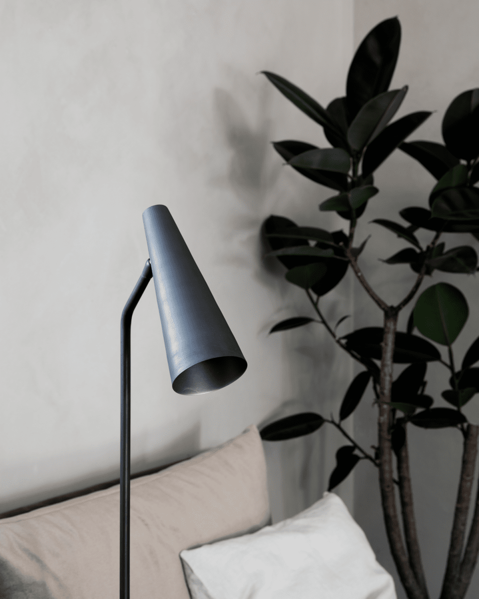 Precise Mattsvart golvlampa från House Doctor - Anv&auml;nd golvlampor i heminredningen f&ouml;r att skapa ett mysigt ljus i hemmets m&ouml;rka h&ouml;rn.