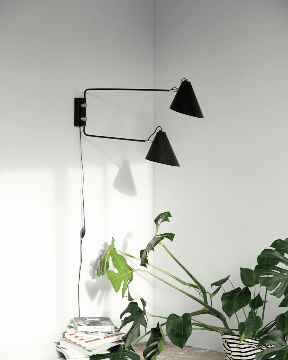 Club Double 80cm Svart vägglampa från House Doctor - Med den dekorativa v&auml;gglampan Club Double fr&aring;n House Doctor f&aring;r du b&aring;de ett st&auml;mningsfullt sken i ditt rum och en snygg dekoration p&aring; v&auml;ggen.