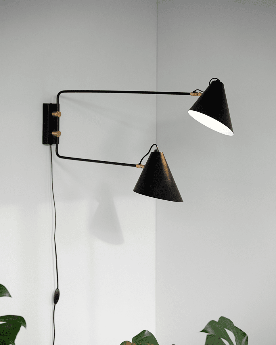 Club Double 80cm Svart vägglampa från House Doctor - Med den dekorativa v&auml;gglampan Club Double fr&aring;n House Doctor f&aring;r du b&aring;de ett st&auml;mningsfullt sken i ditt rum och en snygg dekoration p&aring; v&auml;ggen.