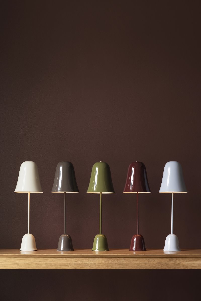 Blåklockan 50cm Vit bordslampa från Globen Lighting - Bl&aring;klockan &auml;r en n&auml;tt och tidl&ouml;s bordslampa i j&auml;rn med h&ouml;gglansig elfenbensvit finish.