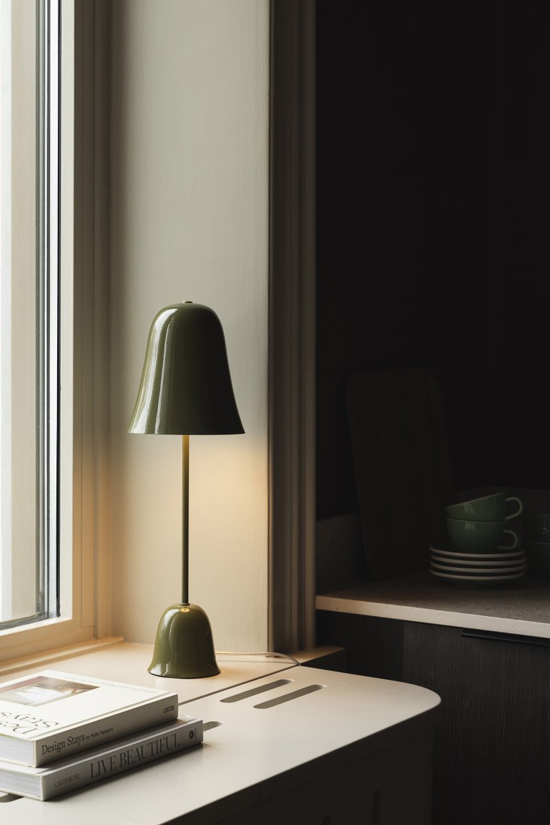 Blåklockan 50cm Olivgrön bordslampa från Globen Lighting - Bl&aring;klockan &auml;r en n&auml;tt och tidl&ouml;s bordslampa i j&auml;rn med h&ouml;gglansig olivgr&ouml;n finish.