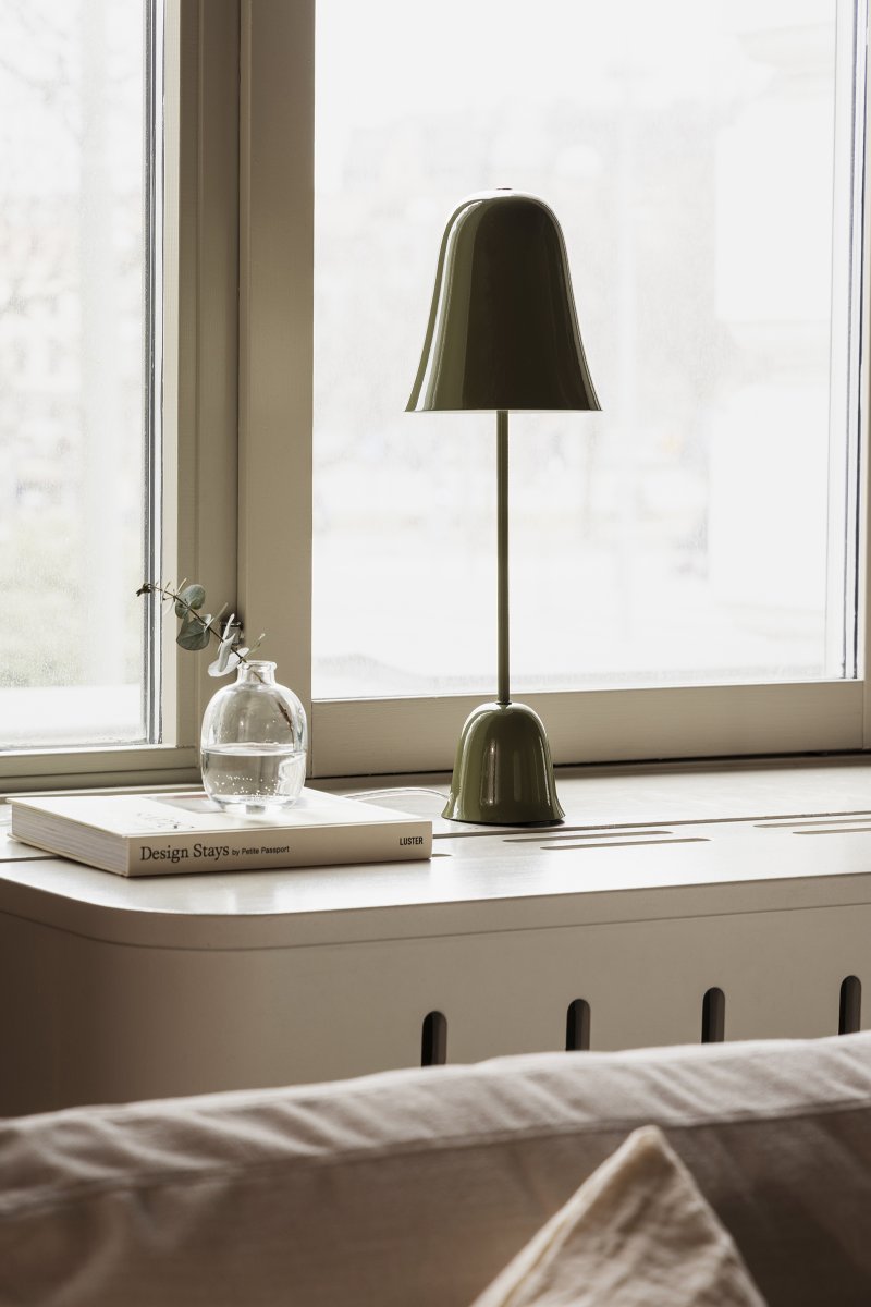 Blåklockan 50cm Olivgrön bordslampa från Globen Lighting - Bl&aring;klockan &auml;r en n&auml;tt och tidl&ouml;s bordslampa i j&auml;rn med h&ouml;gglansig olivgr&ouml;n finish.