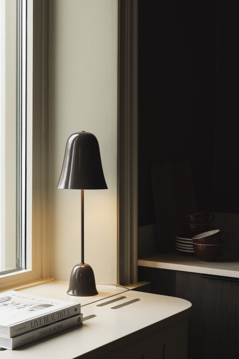 Blåklockan 50cm Brun bordslampa från Globen Lighting - Bl&aring;klockan &auml;r en n&auml;tt och tidl&ouml;s bordslampa i j&auml;rn med h&ouml;gglansig brun finish.