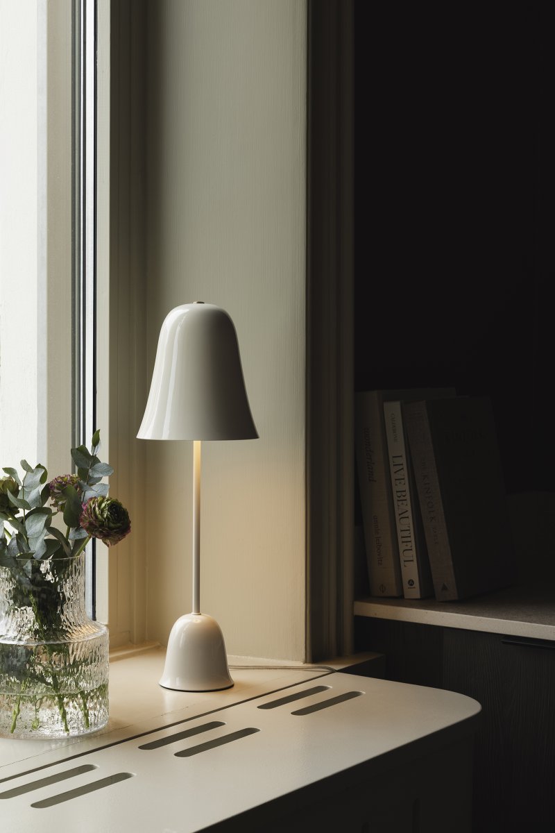 Blåklockan 50cm Vit bordslampa från Globen Lighting - Bl&aring;klockan &auml;r en n&auml;tt och tidl&ouml;s bordslampa i j&auml;rn med h&ouml;gglansig elfenbensvit finish.