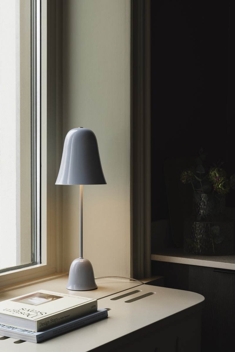 Blåklockan 50cm Ljusblå bordslampa från Globen Lighting - Bl&aring;klockan &auml;r en n&auml;tt och tidl&ouml;s bordslampa i j&auml;rn med h&ouml;gglansig ljusbl&aring; finish.