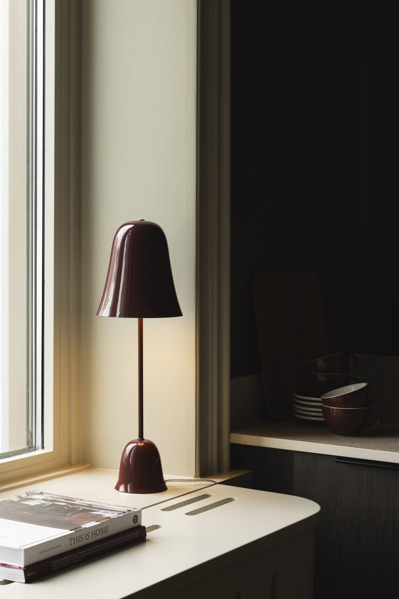 Blåklockan 50cm Vinröd bordslampa från Globen Lighting - Bl&aring;klockan &auml;r en n&auml;tt och tidl&ouml;s bordslampa i j&auml;rn med h&ouml;gglansig vinr&ouml;d finish.