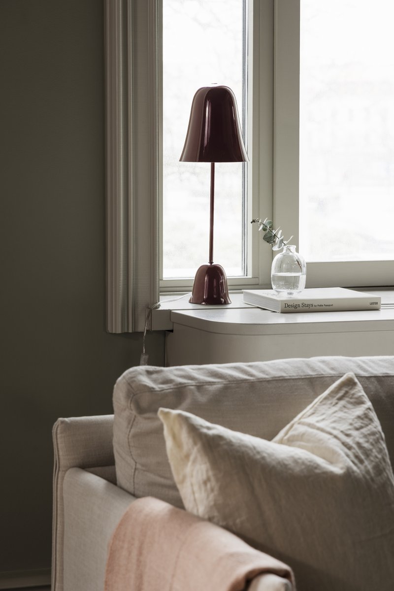 Blåklockan 50cm Vinröd bordslampa från Globen Lighting - Bl&aring;klockan &auml;r en n&auml;tt och tidl&ouml;s bordslampa i j&auml;rn med h&ouml;gglansig vinr&ouml;d finish.
