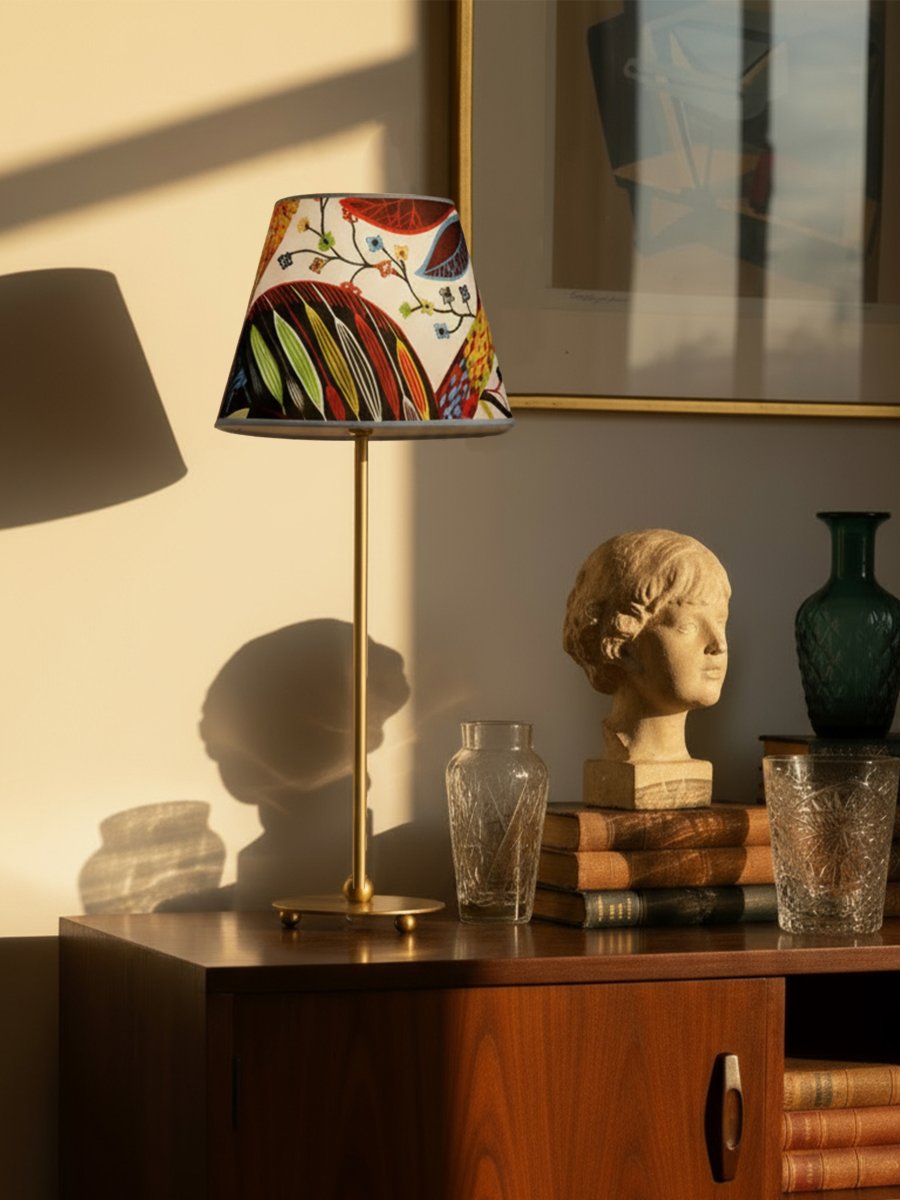 Julie 52cm Mässing/flerfärgad bordslampa från PR Home - Den har en vacker lampfot i m&auml;ssingfinish kombinerad med en dekorativ, oval lampsk&auml;rm i klassisk form, vilket ger ett tidl&ouml;st och harmoniskt uttryck.