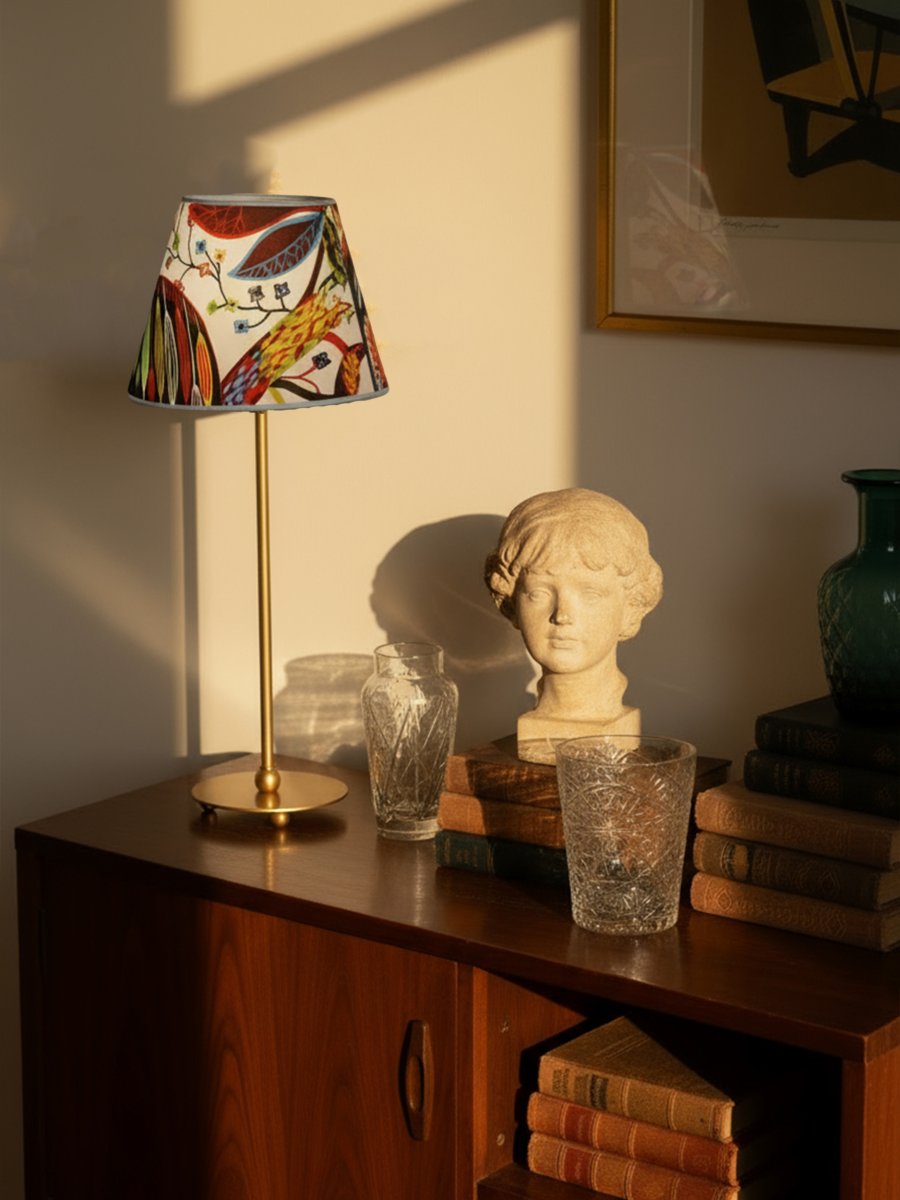 Julie 52cm Mässing/flerfärgad bordslampa från PR Home - Den har en vacker lampfot i m&auml;ssingfinish kombinerad med en dekorativ, oval lampsk&auml;rm i klassisk form, vilket ger ett tidl&ouml;st och harmoniskt uttryck.