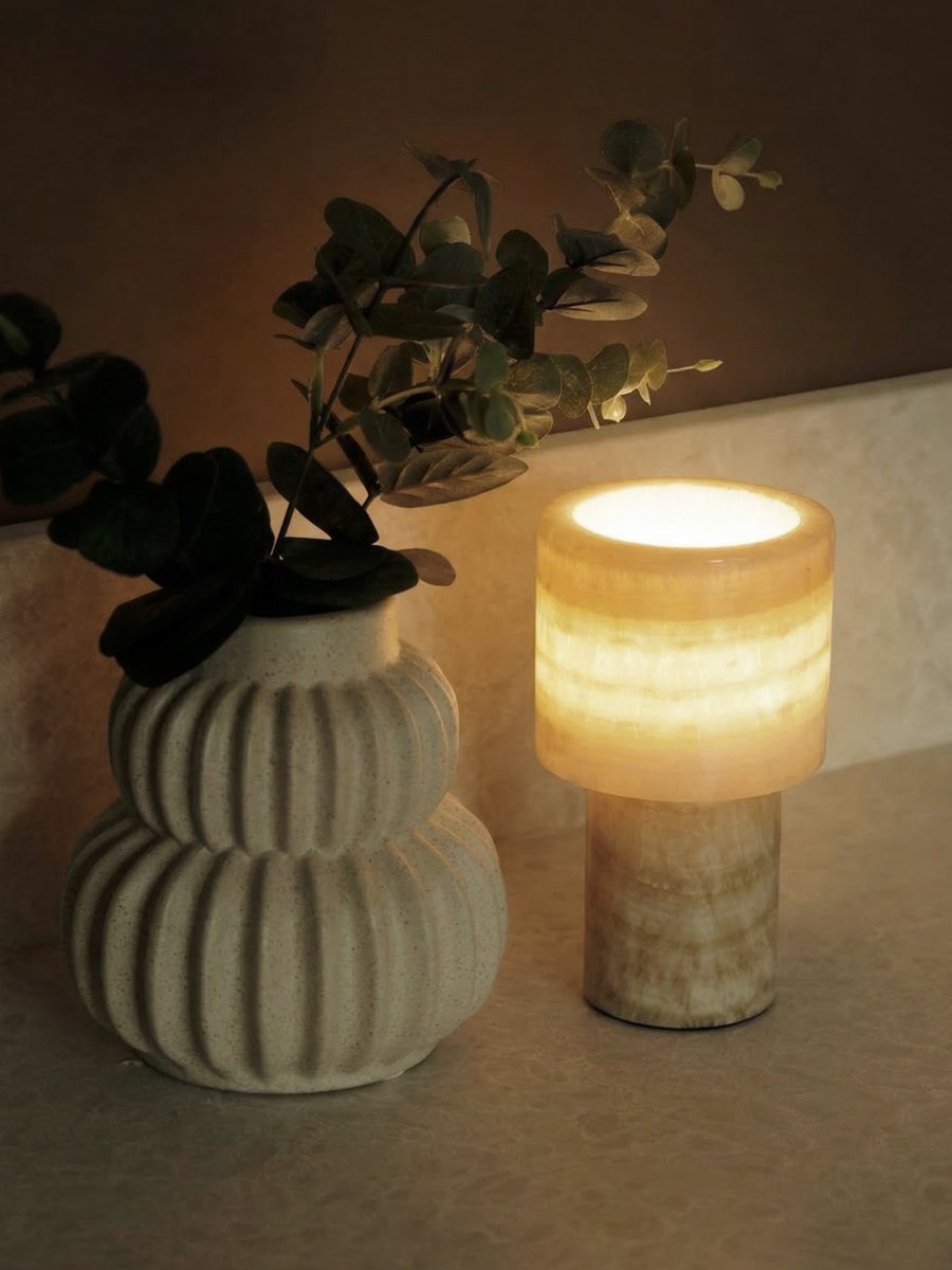 Lucie 16cm Natur portabel från PR Home - Lucie laddbar bordslampa i marmor &auml;r en elegant och st&auml;mningsfull lampa som sprider ett vackert, varmt ljus.