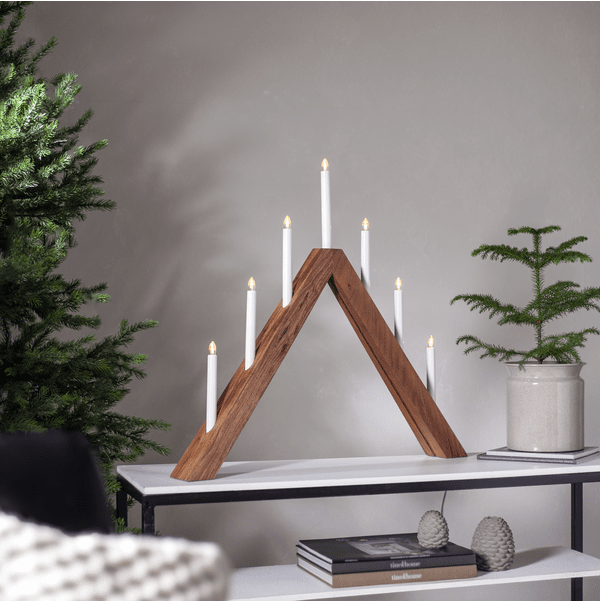 Acca Trä från Star Trading - Adventsljusstaken har 7st LED lampor som avger ett vackert sken.