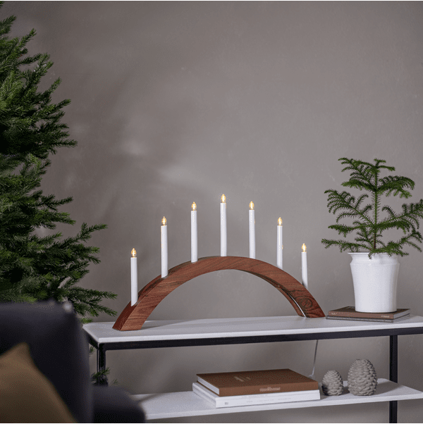 Acca Trä från Star Trading - Adventsljusstaken har 7st LED lampor som avger ett vackert sken.