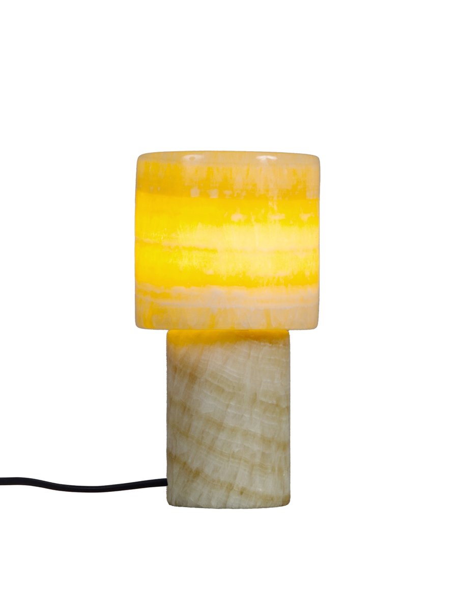 Lucie 16cm Natur bordslampa från PR Home - &nbsp;Lampan passar perfekt i f&ouml;nstret, p&aring; byr&aring;n i hallen eller p&aring; sidobordet i vardagsrummet, d&auml;r den bidrar med b&aring;de st&auml;mningsfull belysning och en exklusiv k&auml;nsla.