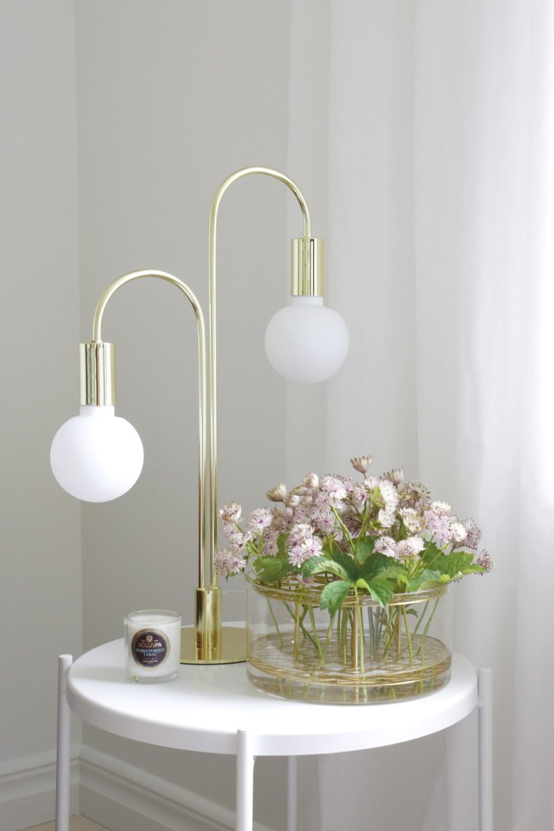 Grace 55cm Mässing bordslampa från Globen Lighting - Bordslampa med tv&aring; b&ouml;ljande armar i m&auml;ssing.