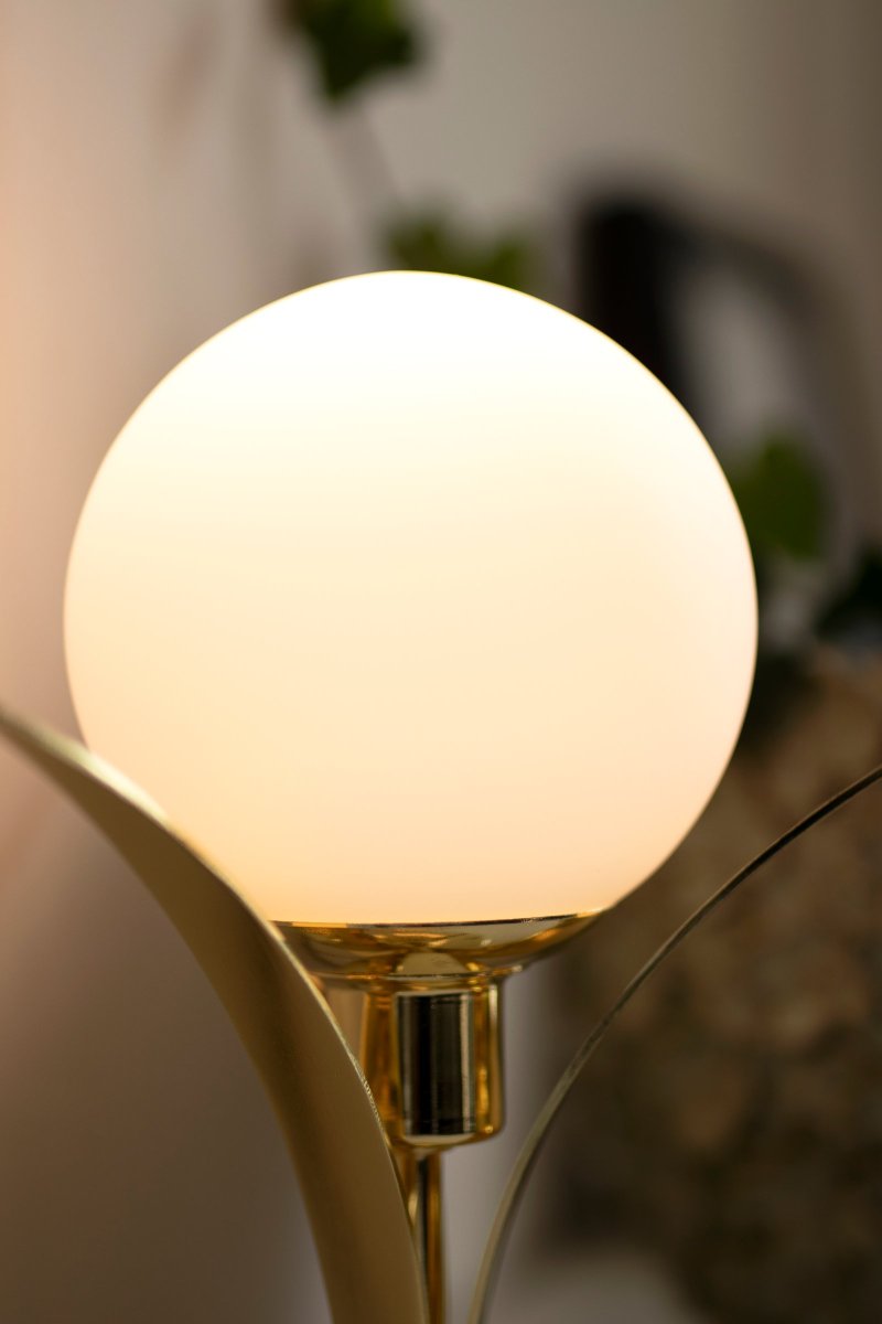 Savoy 26cm Mässing bordslampa från Globen Lighting - Bordslampa med tre f&ouml;rm&auml;ssigade b&ouml;jande blad som i mitten h&aring;ller ett opalf&auml;rgad runt glas.
