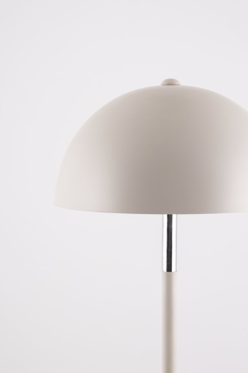 Icon 36cm Ljusbrun bordslampa från Globen Lighting - Bordslampa med matt metallsk&auml;rm i en ljus lattebrun f&auml;rg med kromade detaljer.