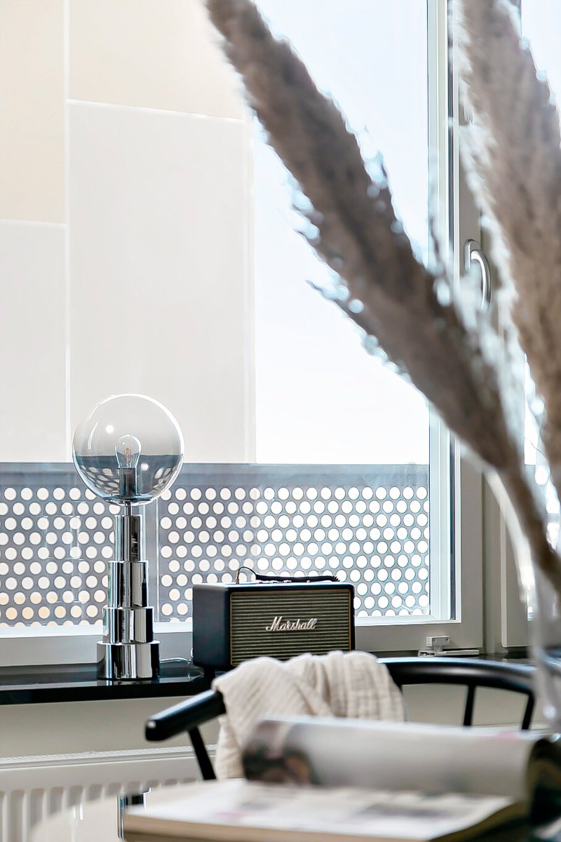 Astro 48cm Krom bordslampa från Globen Lighting - Lampan &auml;r tillverkad i kromf&auml;rgad metall och med ett glasklot som &auml;r tonat fr&aring;n r&ouml;kf&auml;rgat till klart.