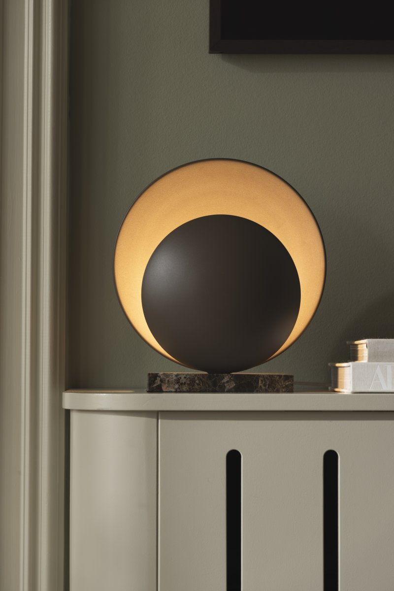 Orbit 32cm Brun bordslampa från Globen Lighting - Orbit bordslampa skapar ett vackert subtilt indirekt ljus med sina tv&aring; metallsk&auml;rmar som p&aring; ett elegant s&auml;tt d&ouml;ljer ljusk&auml;llan i mitten.