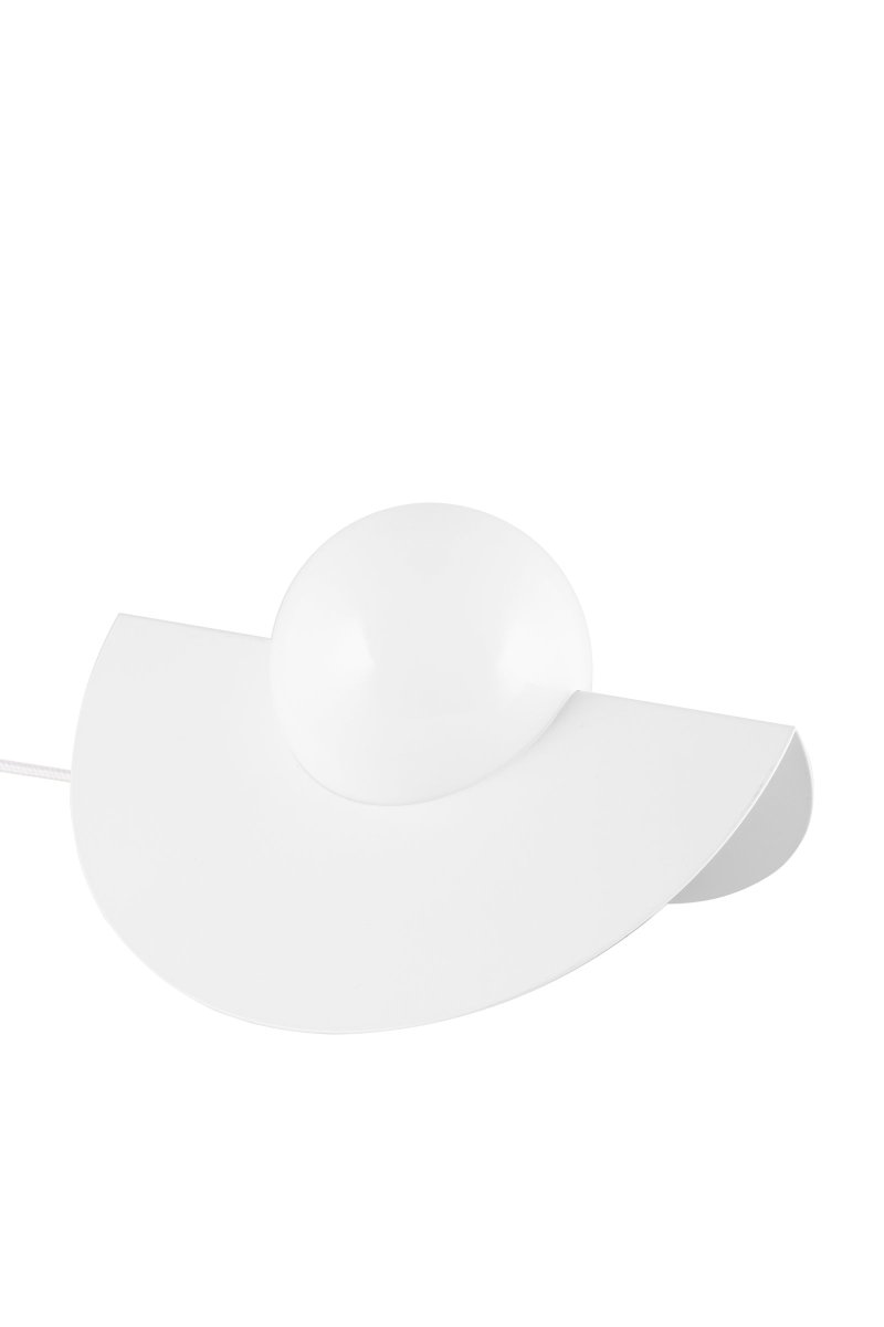 Roccia 17cm Vit bordslampa från Globen Lighting - Roccia &auml;r en l&auml;ttplacerad och n&auml;tt lampa som g&ouml;r sig perfekt p&aring; byr&aring;n eller i bokhyllan.