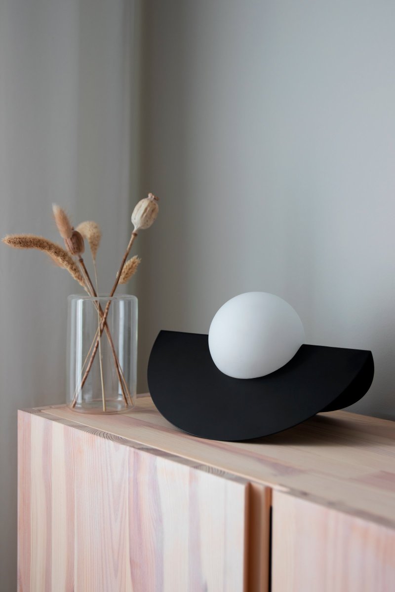 Roccia 17cm Svart bordslampa från Globen Lighting - Roccia &auml;r en l&auml;ttplacerad och n&auml;tt lampa som g&ouml;r sig perfekt p&aring; byr&aring;n eller i bokhyllan.