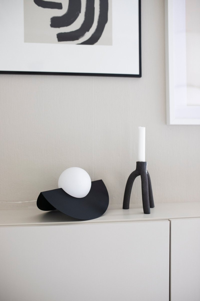 Roccia 17cm Svart bordslampa från Globen Lighting - Roccia &auml;r en l&auml;ttplacerad och n&auml;tt lampa som g&ouml;r sig perfekt p&aring; byr&aring;n eller i bokhyllan.