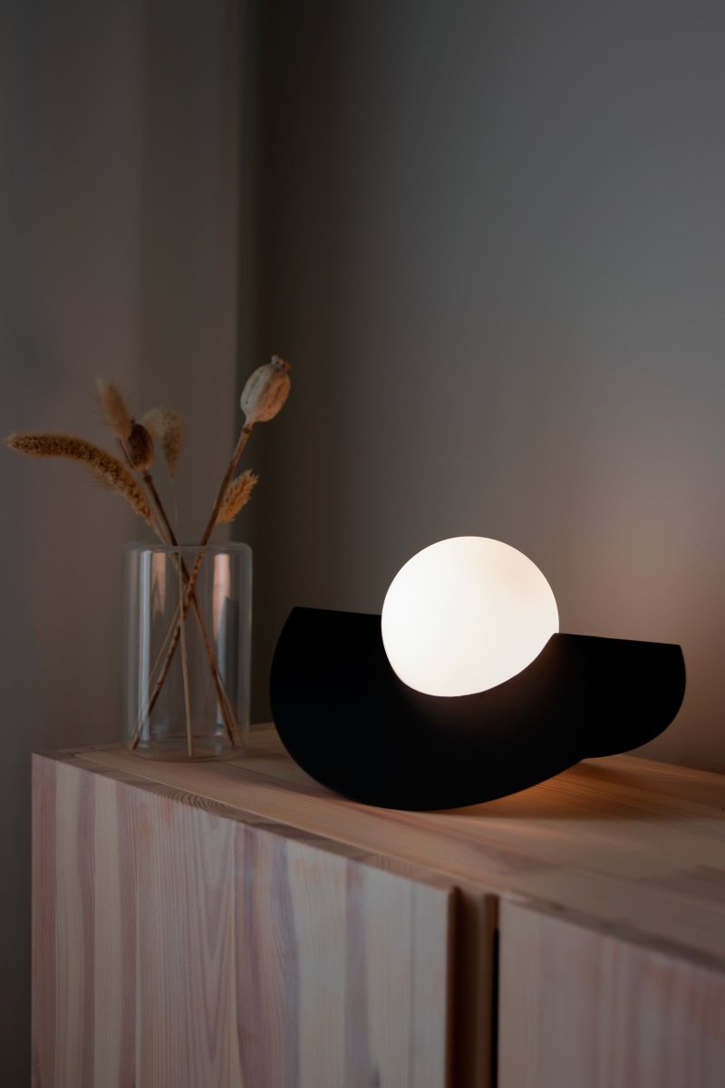Roccia 17cm Svart bordslampa från Globen Lighting - Roccia &auml;r en l&auml;ttplacerad och n&auml;tt lampa som g&ouml;r sig perfekt p&aring; byr&aring;n eller i bokhyllan.