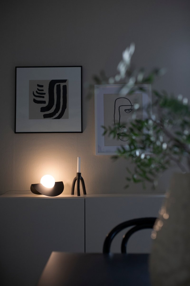 Roccia 17cm Svart bordslampa från Globen Lighting - Roccia &auml;r en l&auml;ttplacerad och n&auml;tt lampa som g&ouml;r sig perfekt p&aring; byr&aring;n eller i bokhyllan.