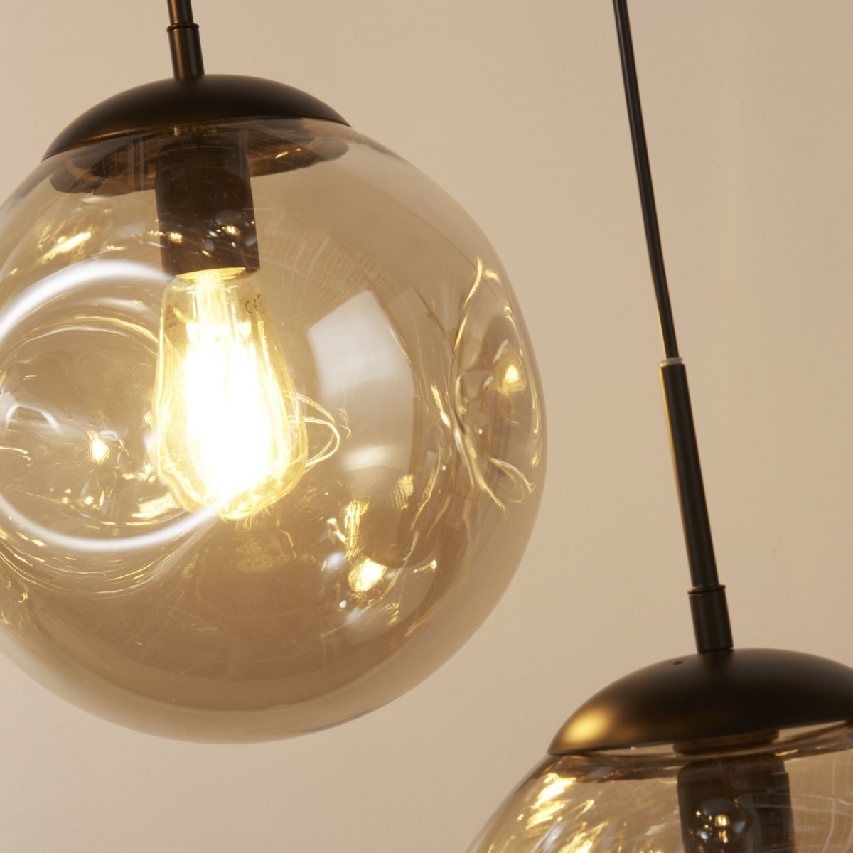 Punch Ø60 Champagne taklampa från Searchlight - Punch &auml;r en stilfull taklampa med 5st glaskupor i champagnef&auml;rg som skapar en h&auml;rlig atmosf&auml;r i rummet.