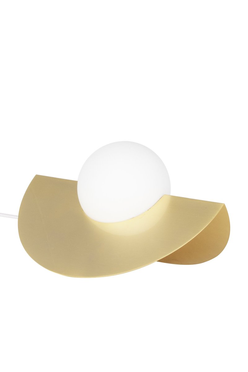 Roccia 17cm Borstad mässing bordslampa från Globen Lighting - Den mattvita glaskupan vilar i en metallst&auml;llning som &auml;r galvaniserad i bortstad m&auml;ssing, vilket tillsammans utg&ouml;r ett modernt och klassiskt uttryck.