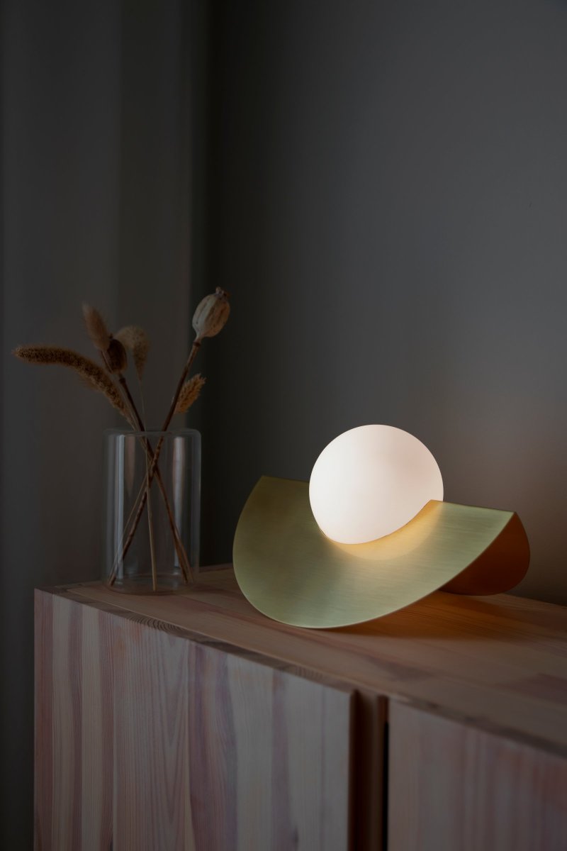 Roccia 17cm Borstad mässing bordslampa från Globen Lighting - Den mattvita glaskupan vilar i en metallst&auml;llning som &auml;r galvaniserad i bortstad m&auml;ssing, vilket tillsammans utg&ouml;r ett modernt och klassiskt uttryck.