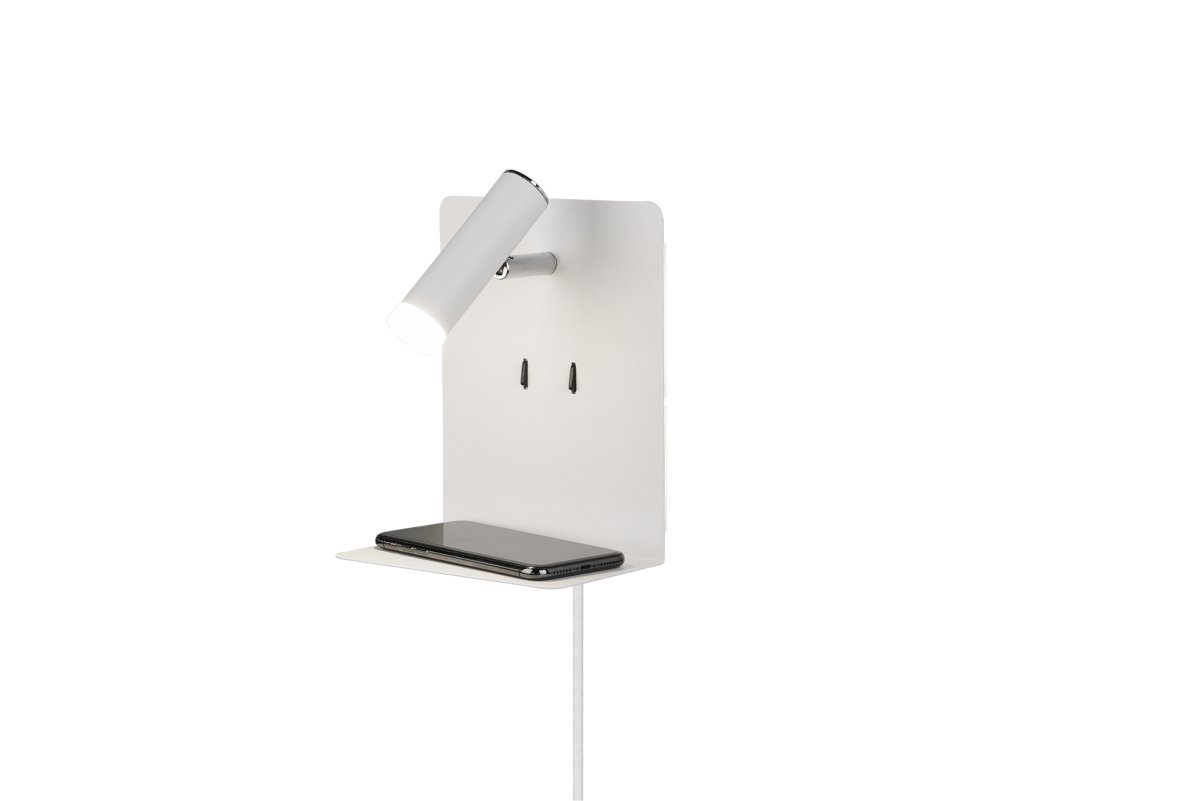 Element Vit läslampa från Trio Lighting - Med en hylla och en USB-port f&ouml;r laddning, &auml;r den b&aring;de praktisk och funktionell.