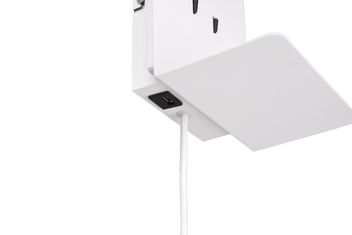 Element Vit läslampa från Trio Lighting - Med en hylla och en USB-port f&ouml;r laddning, &auml;r den b&aring;de praktisk och funktionell.