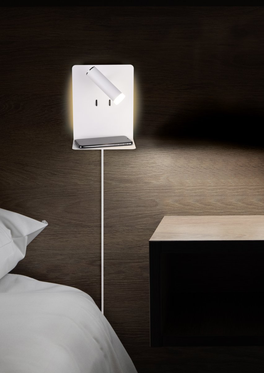 Element Vit läslampa från Trio Lighting - Med en hylla och en USB-port f&ouml;r laddning, &auml;r den b&aring;de praktisk och funktionell.