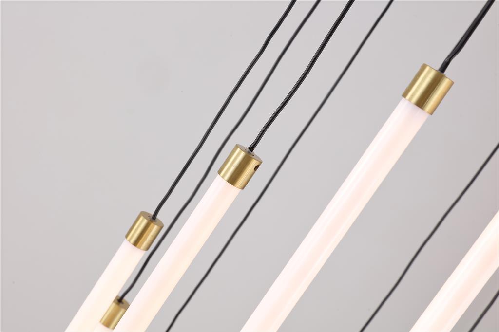 Flare Ø35 Mässing taklampa från Searchlight - Tolv slanka vita stavar med integrerad LED-belysning faller i olika l&auml;ngder fr&aring;n ett takf&auml;ste i metall med satin m&auml;ssingfinish och skapar en effektfull, vattenfalls&shy;liknande siluett.
