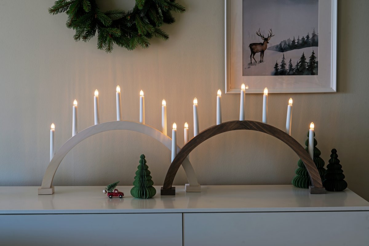 Båge 7ljus Vit från Konstsmide - B&aring;gen &auml;r tillverkad i tr&auml; med vitbetsad finish som ger ett naturligt och tidl&ouml;st uttryck.
