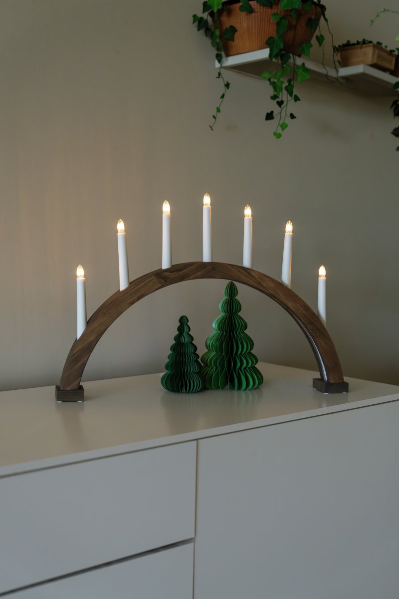 Båge 7ljus Brun från Konstsmide - B&aring;gen &auml;r tillverkad i tr&auml; med brunbetsad finish som ger ett naturligt och tidl&ouml;st uttryck.