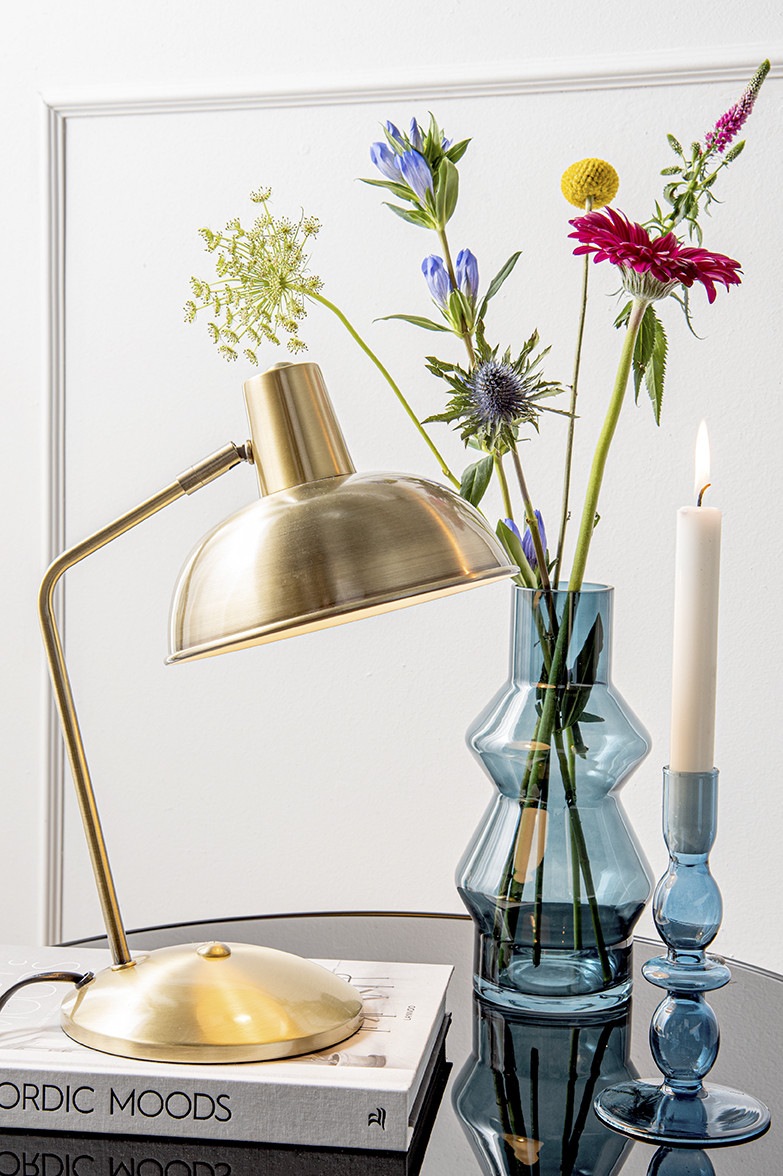 Hood 38cm Antikmässing skrivbordslampa från Leitmotiv - Den r&ouml;rliga sk&auml;rmen med vit insida ger en j&auml;mn och behaglig ljusspridning, perfekt f&ouml;r l&auml;sning eller arbete.