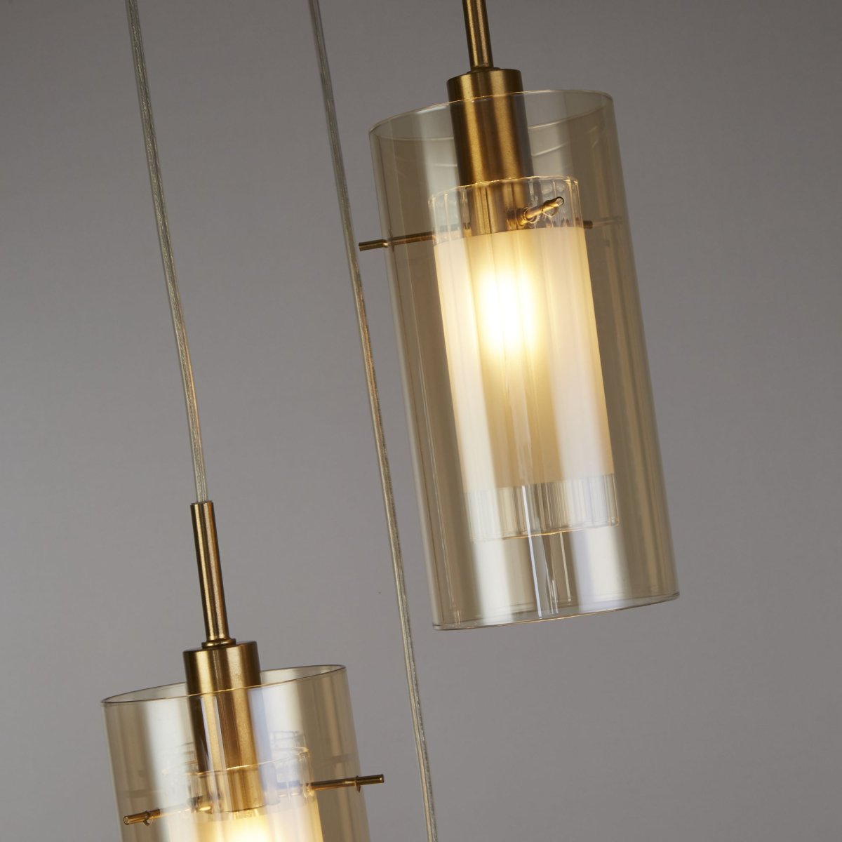 Duo Ø26 Brons taklampa från Searchlight - Lampan &auml;r tillverkad i metall med en stilren bronsfinish och har tre cylindriska glaskupor i ambertonat glas.
