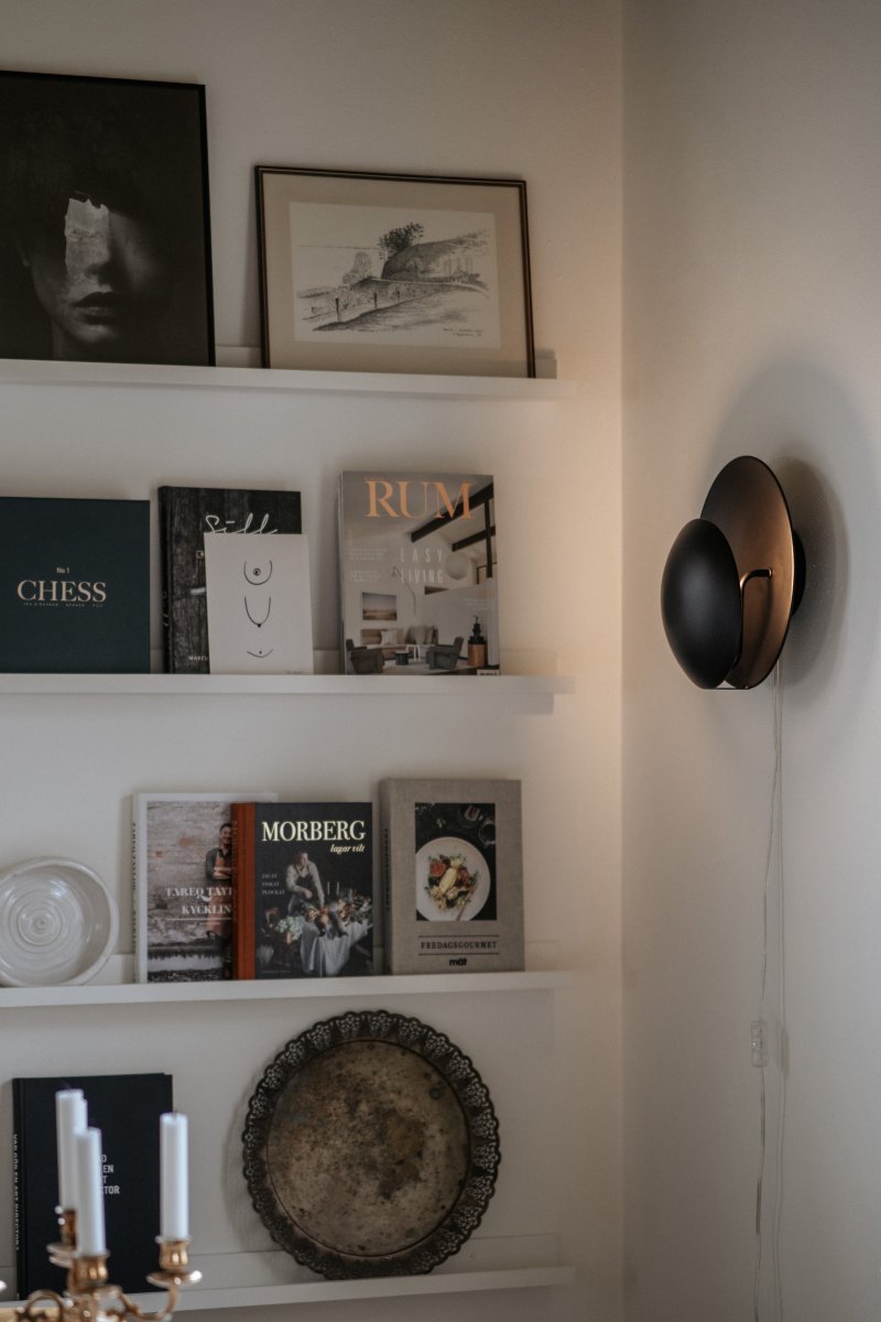 Orbit Ø30 Svart vägglampa från Globen Lighting - Antingen genom att montera upp den p&aring; v&auml;ggen som den &auml;r eller f&ouml;r fast installation.