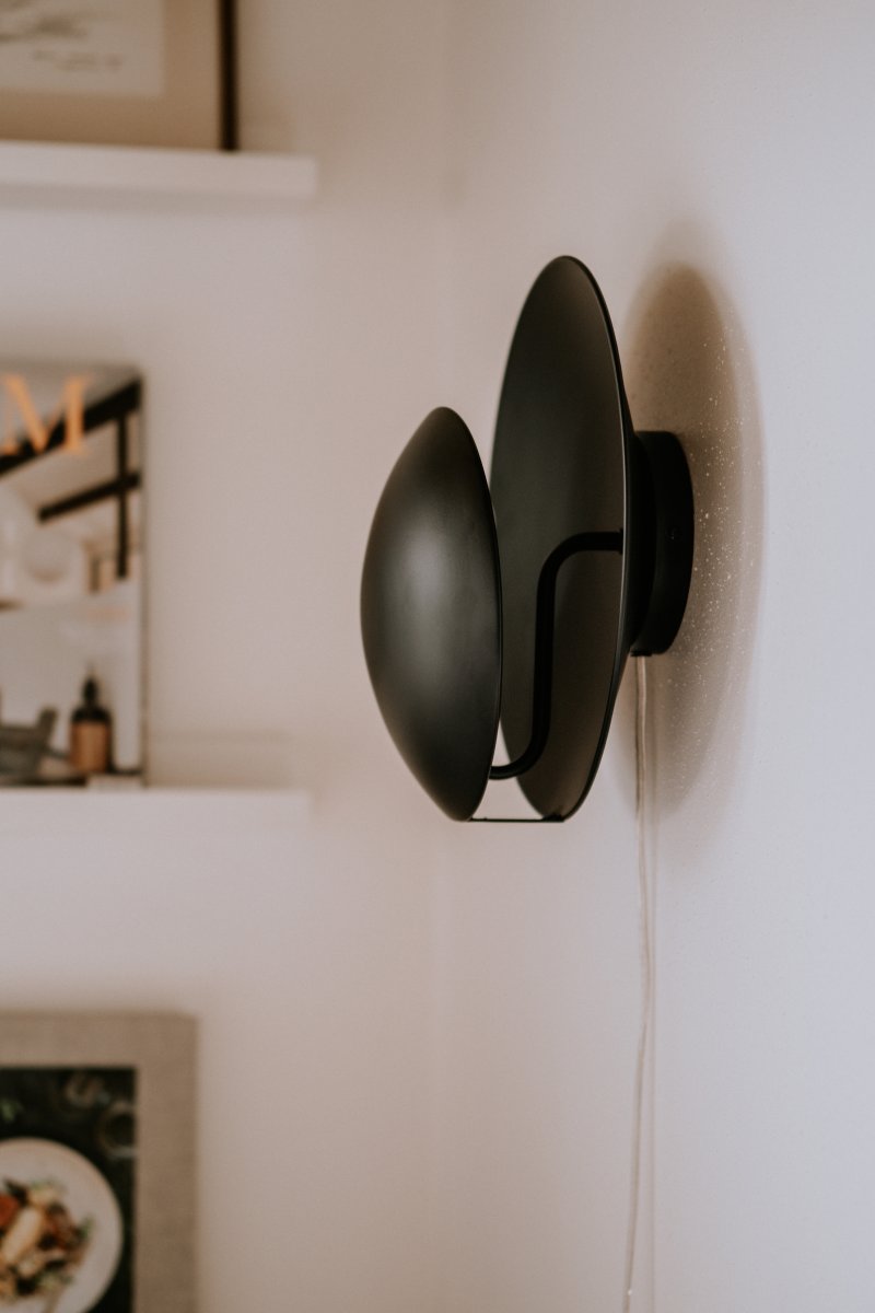 Orbit Ø30 Svart vägglampa från Globen Lighting - Antingen genom att montera upp den p&aring; v&auml;ggen som den &auml;r eller f&ouml;r fast installation.